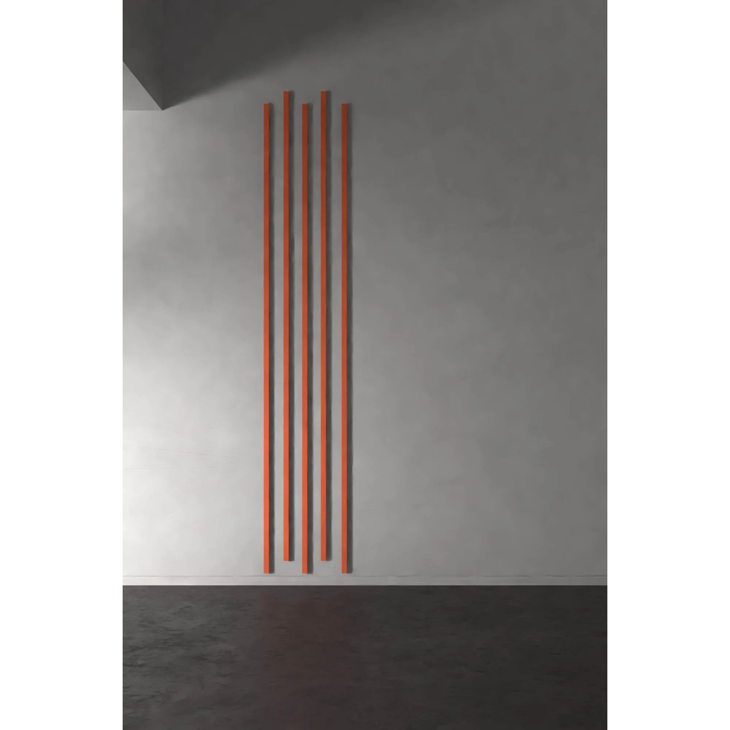 4 orange Denpanels Sticks Linoleum mit schwarzem MDF und Klebeband an grauer Wand.