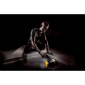 Mann verlegt Parkett mit Halder Secural Schonhammer (Ø 35 mm, 45 mm).