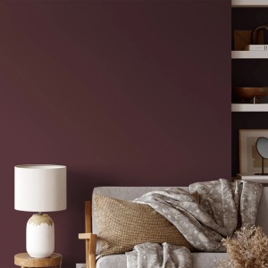 Wand in sattem Weinrot mit V&CO Premium-Innenfarbe Dead Flat Matt. Wohnzimmer-Szene.