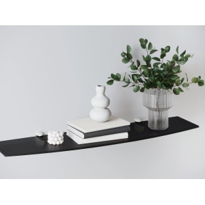 Schwarzes Glasregal Bransley, gebogen, 80x20cm, mit Deko-Elementen an der Wand.