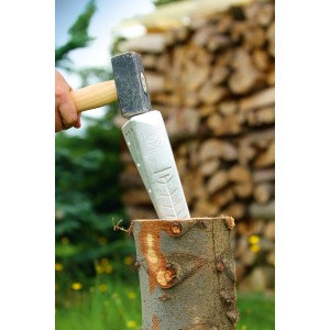 LUX Alu-Drehspaltkeil Comfort im Einsatz mit Hammer zum Holz spalten.