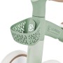 Salbeigrünes Globber Learning Bike: Detailansicht des Lenkers mit abnehmbarem, perforiertem Korb und Logo.