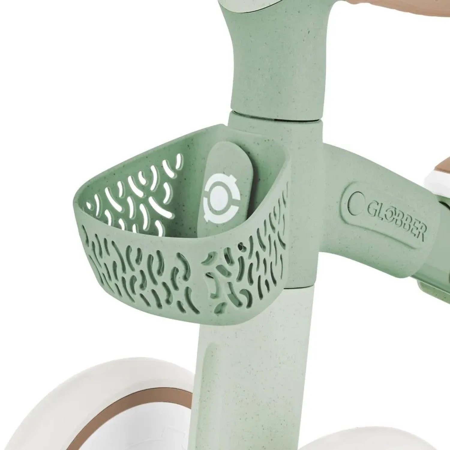 Salbeigrünes Globber Learning Bike: Detailansicht des Lenkers mit abnehmbarem, perforiertem Korb und Logo.