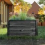 Anthrazitfarbenes Holz-Hochbeet Pinie (150x76x79cm) mit Bepflanzung im Garten.