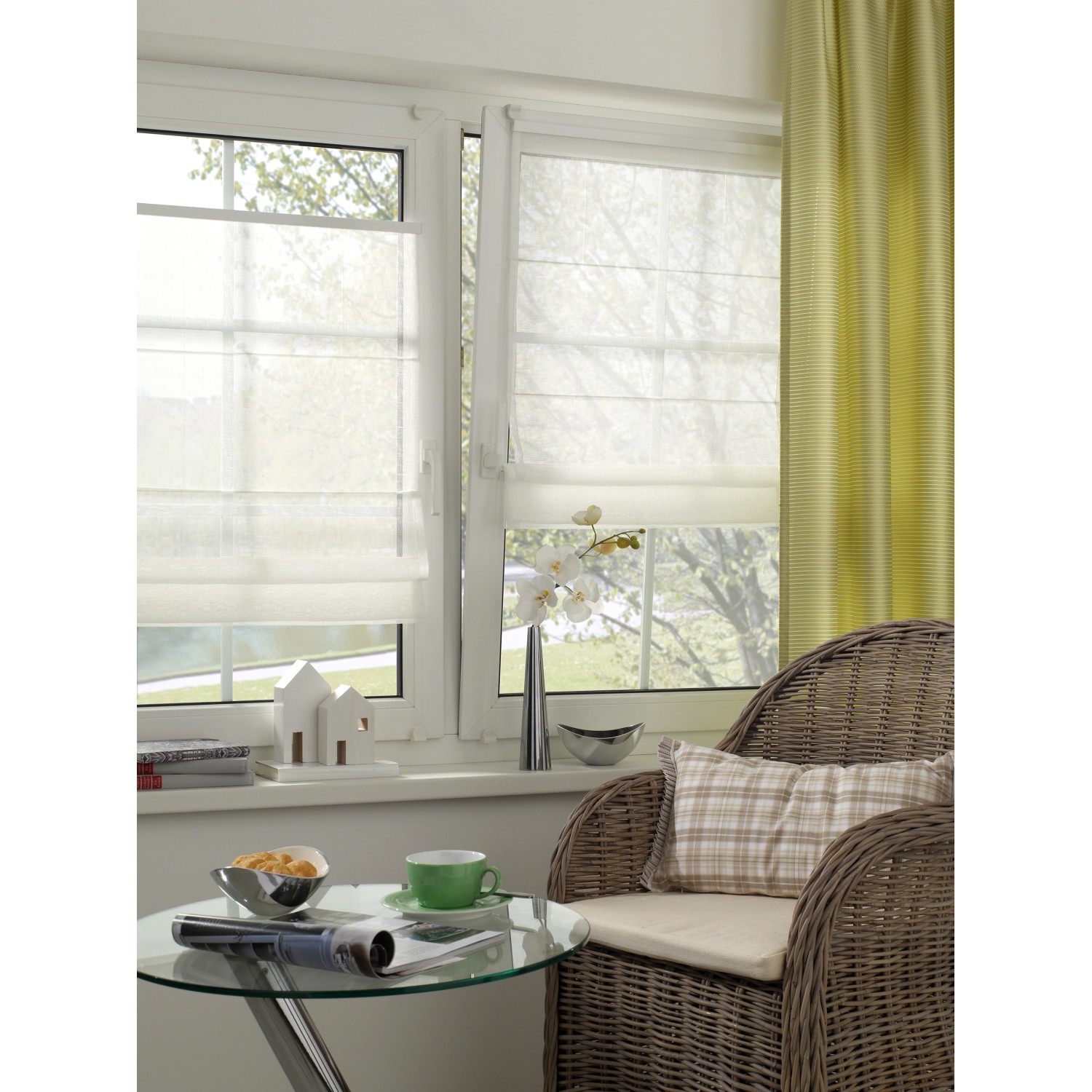 Gardinia EasyFix Raffrollo, 70x140 cm, weiß, am Fenster mit Deko und Sessel.