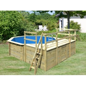 Karibu Holzpool Set mit drei Sonnenterrassen, Leiter und Filteranlage im Garten.