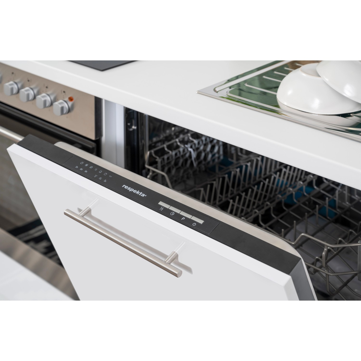 Geöffnete Respekta Geschirrspülmaschine in weißer Hochglanz Küchenzeile.