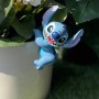 Blauer Stitch Topfanhänger als Deko-Figur am Blumentopf im Garten.