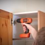 Black+Decker Akku-Bohrschrauber BDCD8 beim Schrauben an einem Holzschrank.