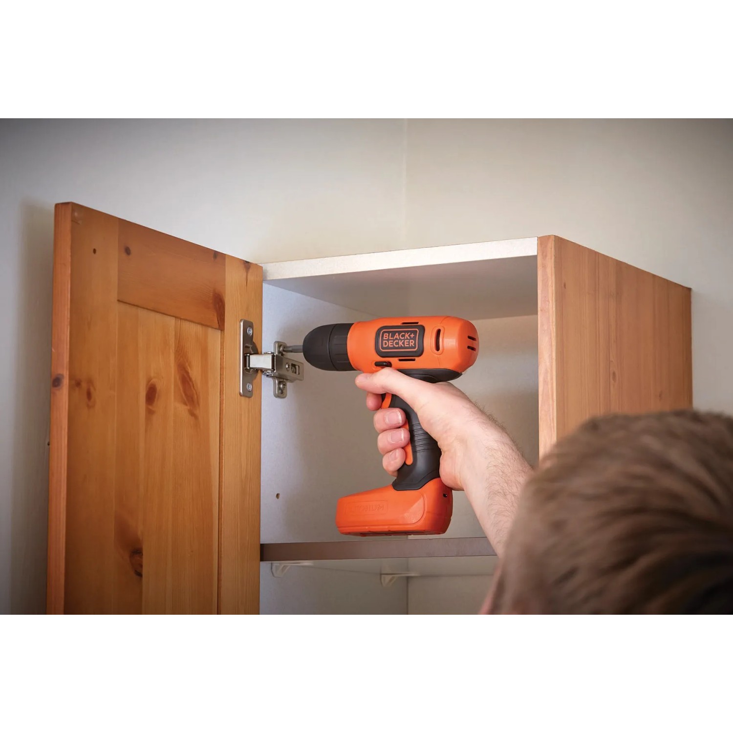 Black+Decker Akku-Bohrschrauber BDCD8 beim Schrauben an einem Holzschrank.