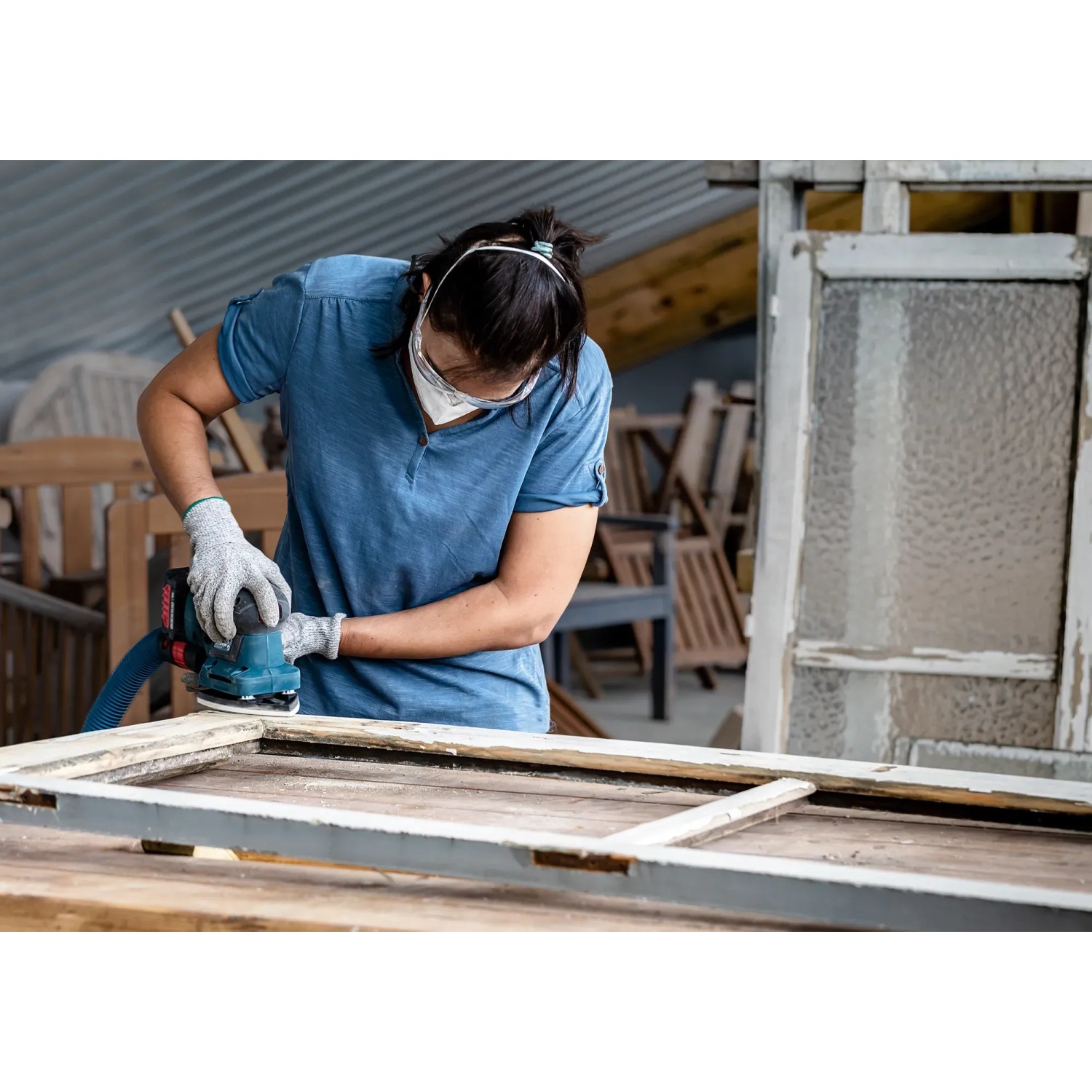Frau schleift Fensterrahmen mit Bosch Schwingschleifer und Schleifblatt C470 K320.