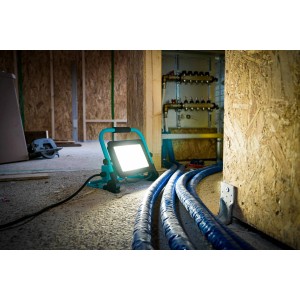 Eglo LED-Baustrahler Avelar, schwarz-türkis, mit klappbarem Gestell für Baustelle und Werkstatt.
