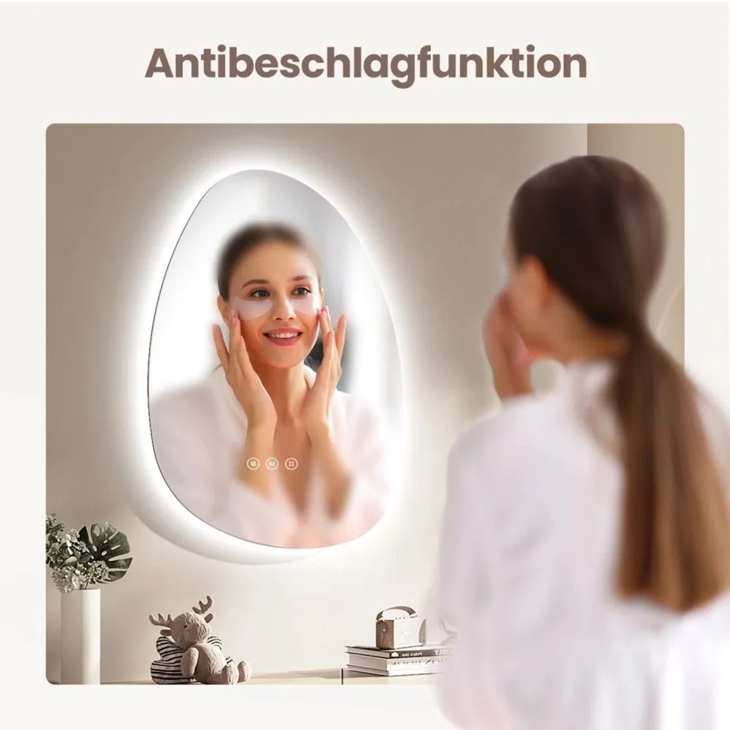 Asymmetrischer Emke LED Badspiegel mit Anti-Beschlag Funktion und dimmbaren Lichtfarben. Eine Frau nutzt den beleuchteten Spiegel.