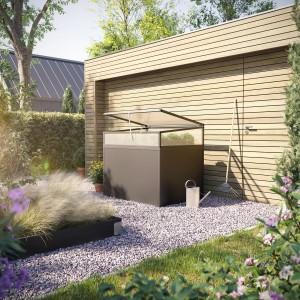 Anthrazitgraues KGT Aluminium-Hochbeet 130 mit Frühbeetaufsatz im Garten.