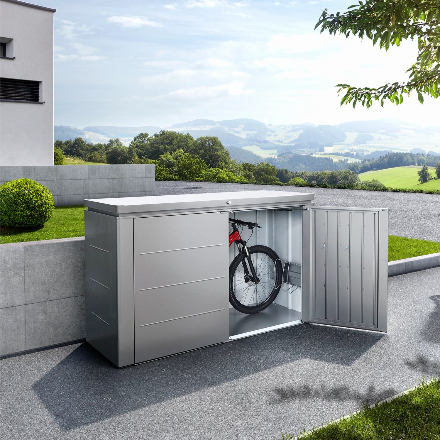 Biohort HighBoard 200 Quarzgrau-Metallic Gartenbox mit geöffneter Tür und Fahrrad im Inneren.