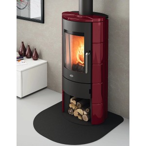 Roter Blaze Kaminofen Marica 7 kW mit Holzfach und brennendem Feuer.