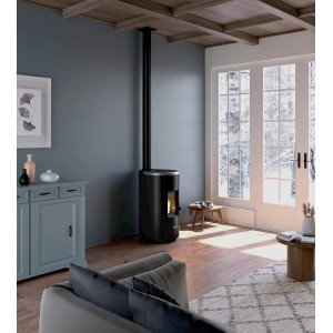 Freepoint Pelletofen Chrome 7 kW im Wohnraum. Schwarzer Ofen mit Stahlverkleidung und Flamme.