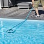 Mann reinigt Pool mit Akku-Poolroboter Orca 45 CL. Der Poolroboter ist blau und hat eine Bürste.