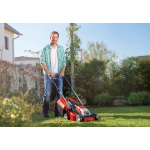 Einhell Akku-Rasenmäher GE-CM 18/30 Li-Solo mit Mann im Garten. Rot, mit 25 l Fangkorb.