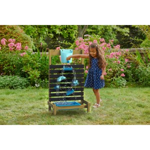 TP Toys Splash Wasser-Spielwand aus Holz mit Kind im Garten. Fördert Spiel & Spaß im Freien.