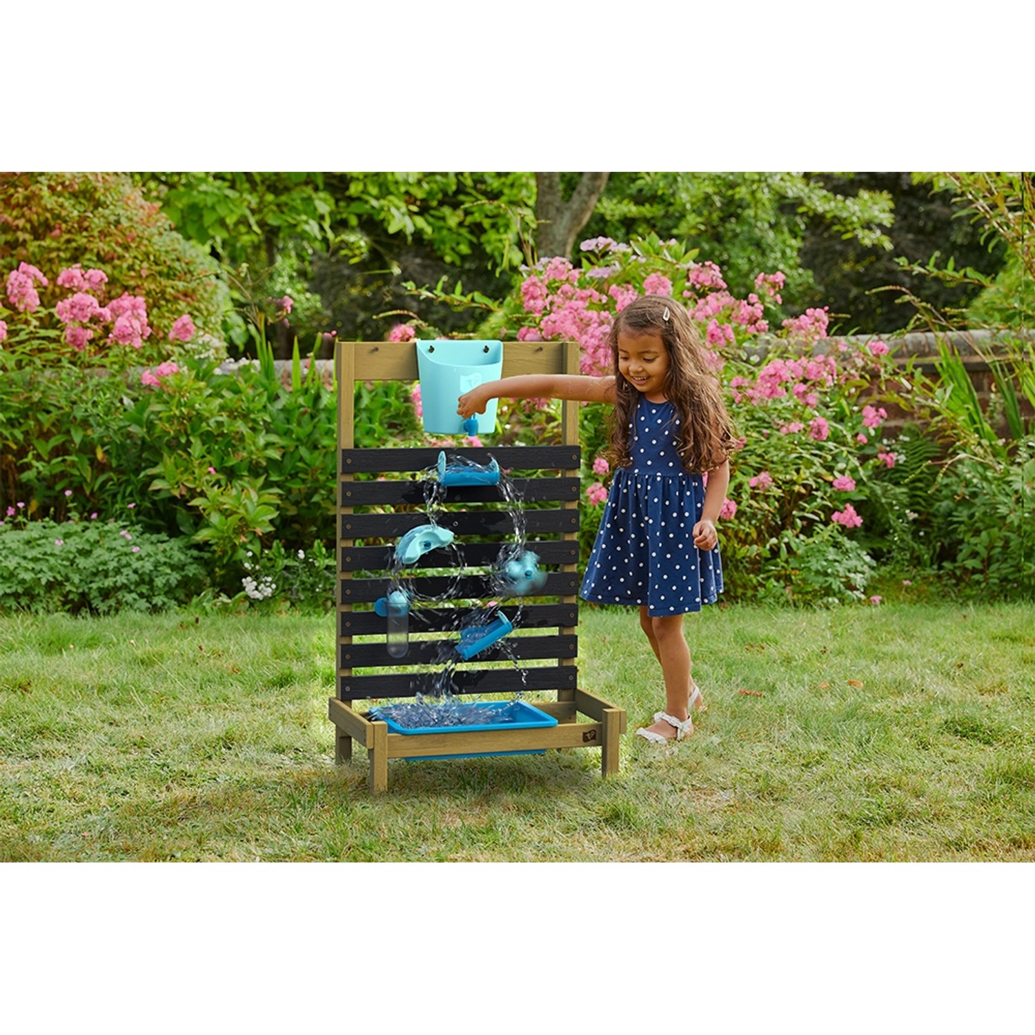 TP Toys Splash Wasser-Spielwand aus Holz mit Kind im Garten. Fördert Spiel & Spaß im Freien.