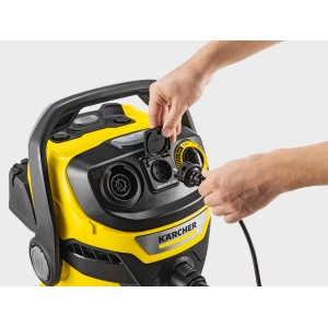 Gelber Kärcher WD 5 P V-25/5/22 Nass-Trockensauger mit Steckdose in Benutzung.