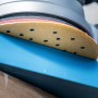 Bosch Expert Schleifblatt C470 K60, Ø 125mm, im Einsatz auf blauem Holz.