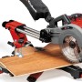 Einhell Akku-Zug-Kapp-Gehrungssäge TE-SM 36/10 L Li-Solo beim Sägen von Holz.