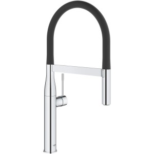 Grohe Essence Küchenarmatur in Chrom mit schwarzem, flexiblem Auslauf.