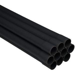 Schwarze, starre E2 Elektro Isolierrohre (Ø 25 mm) im Stapel.