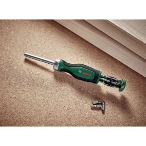 Bosch Bit-Ratschenschraubendreher mit 12 Bits, grüner Griff, Bit-Magazin offen.