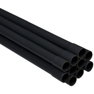 Schwarze, starre E2 Elektro Isolierrohre (Ø 20 mm) aus PVC im Stapel.