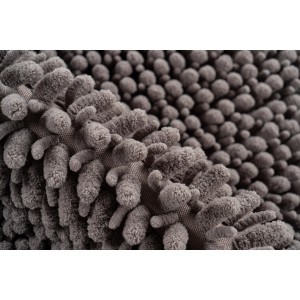 Detailaufnahme: Grauer Lalee Badteppich Fluffy (40x60 cm) mit weichem Flor.