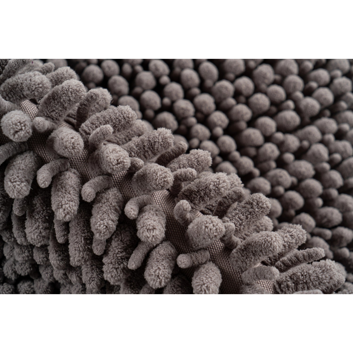 Detailaufnahme: Grauer Lalee Badteppich Fluffy (40x60 cm) mit weichem Flor.