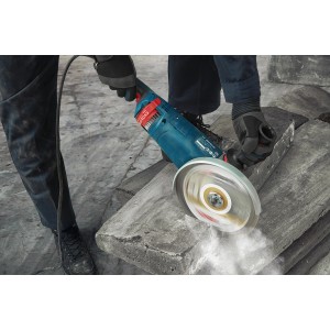 Bosch Professional GWS 24-230 PZ Winkelschleifer im Einsatz beim Schleifen von Stein.