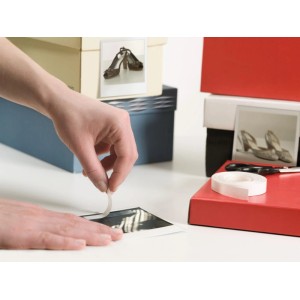 Anwendung von Tesa doppelseitigem, transparentem Klebeband zum Anbringen eines Fotos.