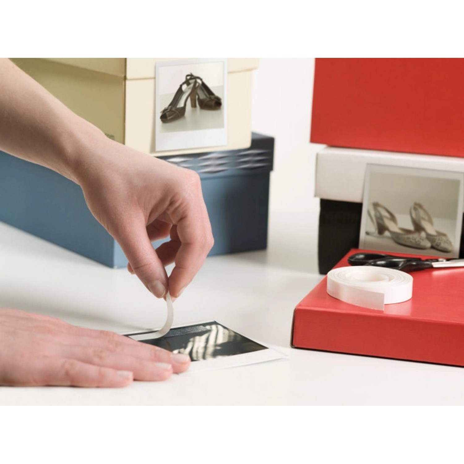 Anwendung von Tesa doppelseitigem, transparentem Klebeband zum Anbringen eines Fotos.