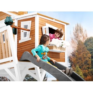 Axi Max Spielhaus mit Rutsche, braun-weiß. Kinder spielen im Garten.