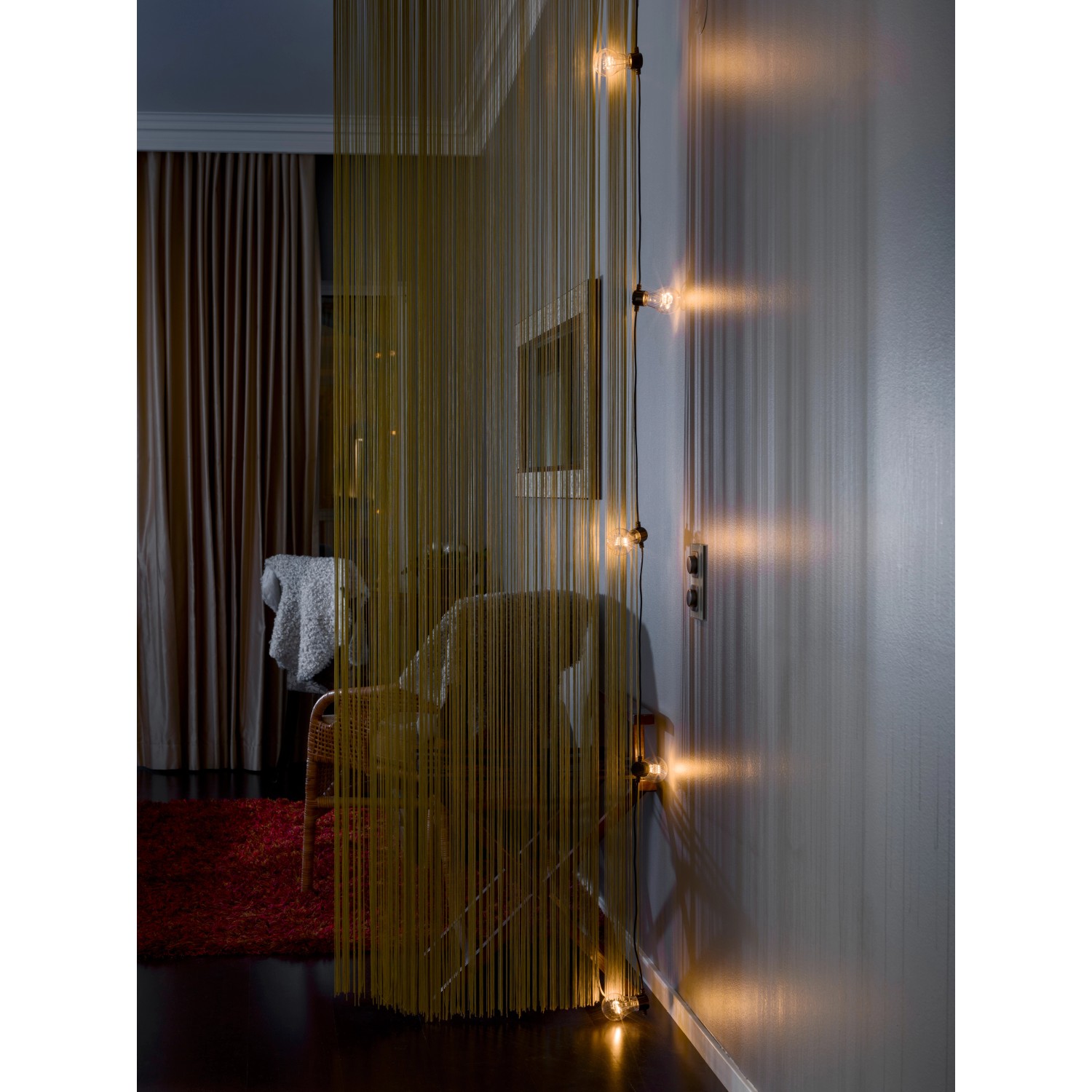 Konstsmide LED Lichterkette mit 5 klaren Leuchtmitteln, batteriebetrieben für stimmungsvolle Außenbeleuchtung.