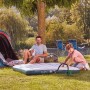 Bosch EasyInflate 18V-500 Akku-Luftpumpe beim Aufpumpen einer Luftmatratze auf einem Campingplatz.