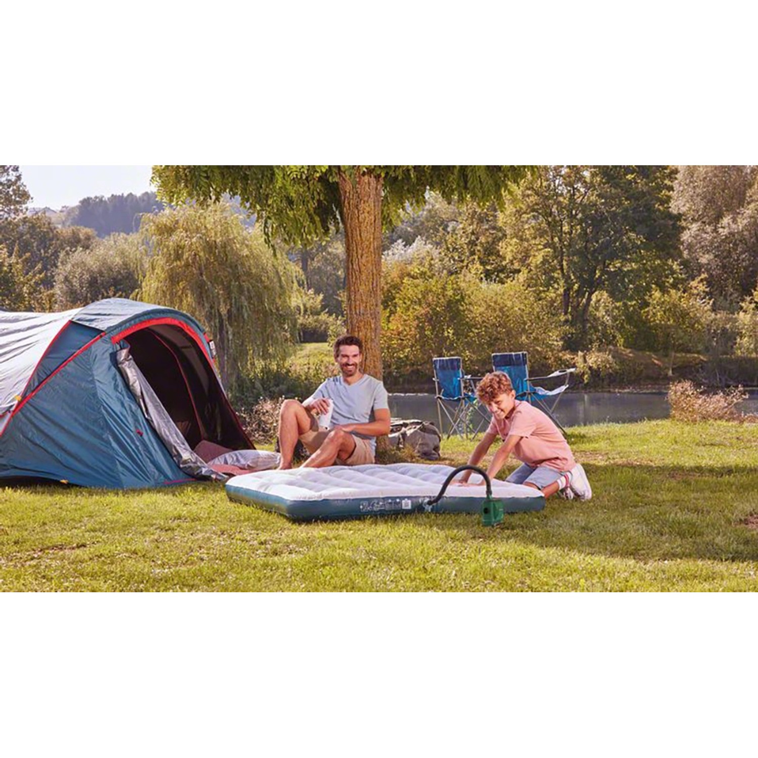 Bosch EasyInflate 18V-500 Akku-Luftpumpe beim Aufpumpen einer Luftmatratze auf einem Campingplatz.