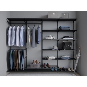 Schwarze Metall-Wandschiene (100 cm) als Teil eines Regalsystems mit Kleidung und Accessoires.