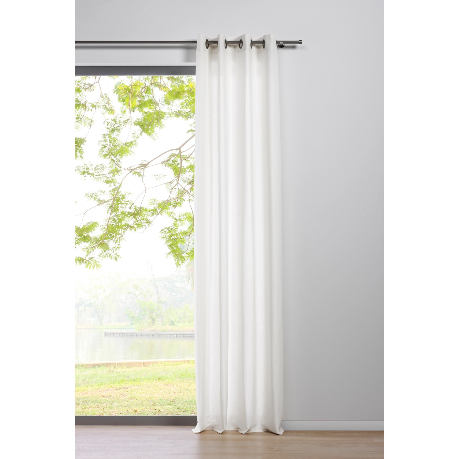 Weißer Mydeco Ösenschal Mood, 245x135 cm, halbtransparent, vor Fenster mit Gartenblick.