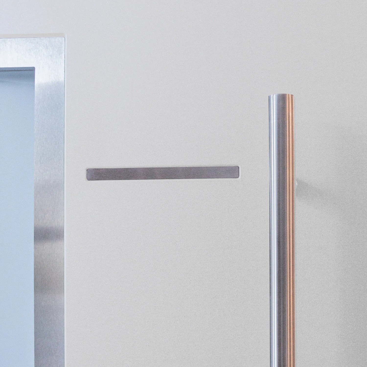 Detailansicht: Weiße Sicherheits-Haustür ThermoSpace Milano Prime RC2 mit Edelstahlgriff.