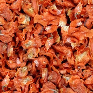 Viele orangefarbene, getrocknete Supravit Karottenchips für Pferde. Schmackhafte Pferdeleckerlis, reich an Karotin.