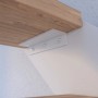 Detailaufnahme: Treppe Kos mit Eiche Rustik Stufen und weißem Design-Geländer.