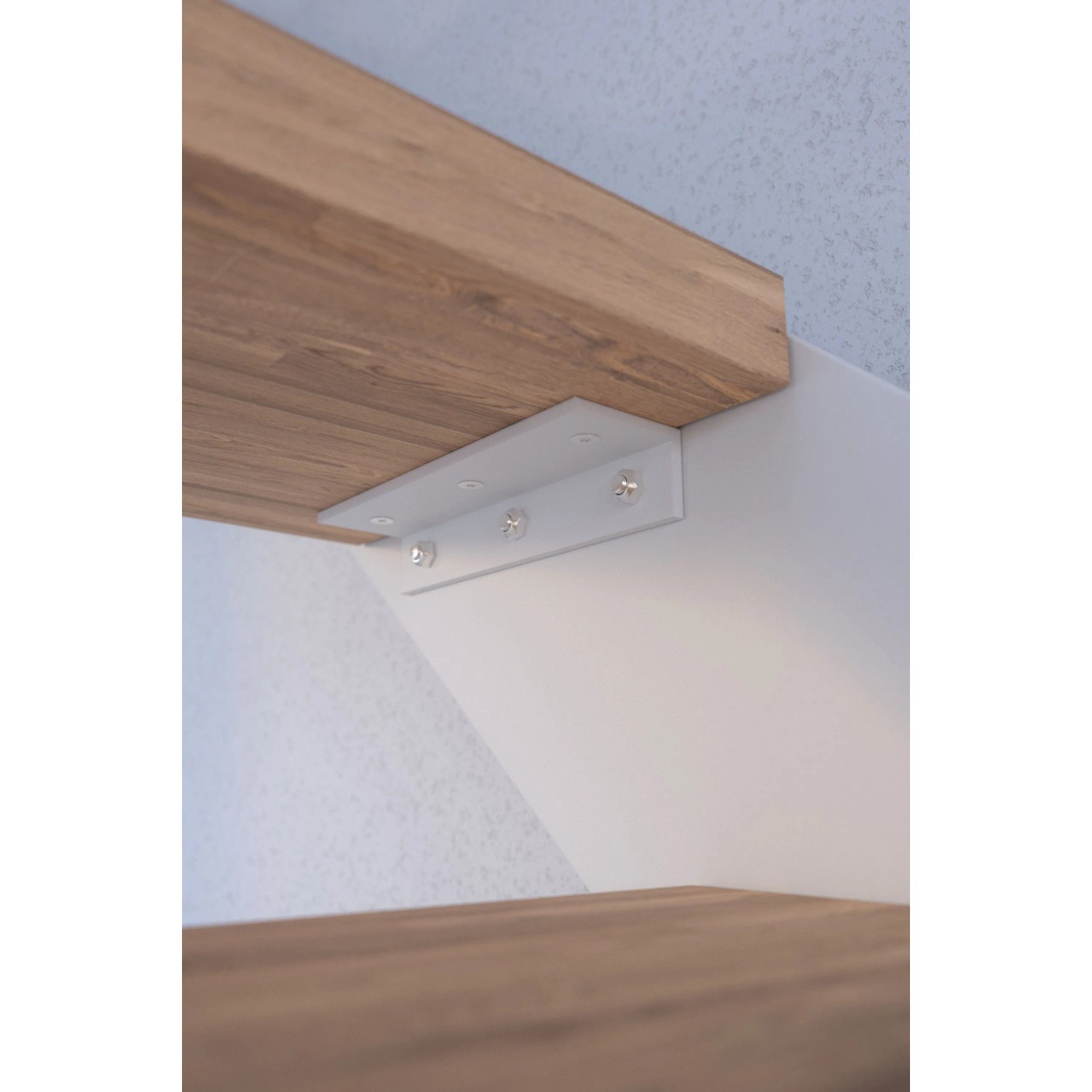 Detailaufnahme: Treppe Kos mit Eiche Rustik Stufen und weißem Design-Geländer.