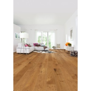 Verlegtes Living by Haro Parkett Eiche-Mocca Landhausdiele in hellem Wohnraum.