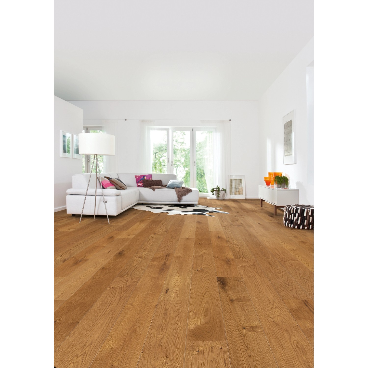 Verlegtes Living by Haro Parkett Eiche-Mocca Landhausdiele in hellem Wohnraum.