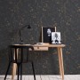 A.S. Création Vliestapete Trendwall Putz Used Schwarz-Gold im Raum mit Schreibtisch und Stuhl.